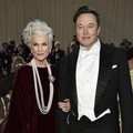 Miris! Elon Musk Orang Terkaya, Ibunya Malah Tidur di Garasi