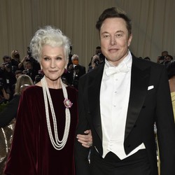 Ibu Elon Musk Jadi Model Pakaian Renang di Usia 74 Tahun