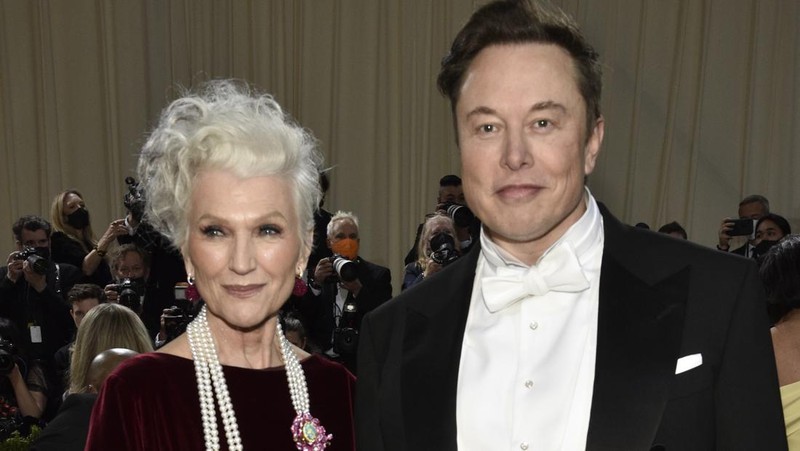 Maye Musk (kiri) dan Elon Musk menghadiri acara amal tahunan Met Gala 2022 bertema In America: An Anthology of Fashion di The Metropolitan Museum of Art, New York, Amerika Serikat, Senin (2/5/2022).  Photo by Evan Agostini/Invision/AP)