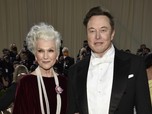 Ibu Elon Musk Jadi Model Pakaian Renang di Usia 74 Tahun