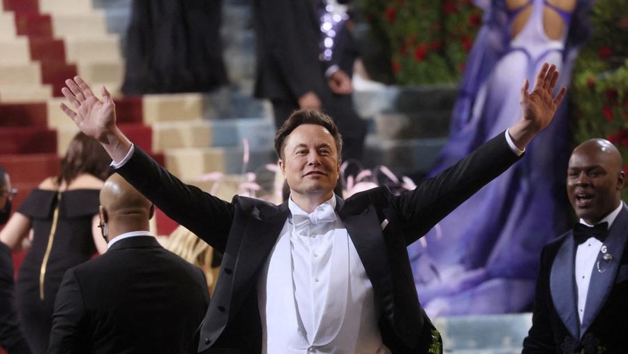 Elon Musk tiba di acara amal tahunan Met Gala 2022 bertema In America: An Anthology of Fashion di The Metropolitan Museum of Art, New York, Amerika Serikat, Senin (2/5/2022). (REUTERS/Brendan Mcdermid)