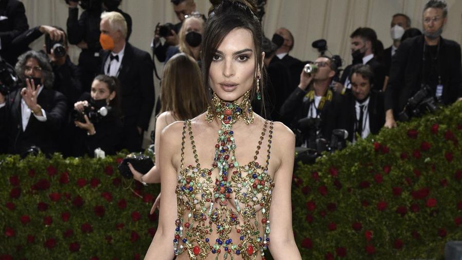 Kendall Jenner tiba di acara amal tahunan Met Gala 2022 bertema In America: An Anthology of Fashion di The Metropolitan Museum of Art, New York, Amerika Serikat, Senin (2/5/2022). (REUTERS/Andrew Kelly)