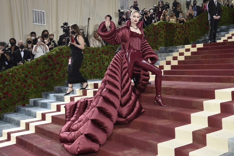 Kendall Jenner tiba di acara amal tahunan Met Gala 2022 bertema In America: An Anthology of Fashion di The Metropolitan Museum of Art, New York, Amerika Serikat, Senin (2/5/2022). (REUTERS/Andrew Kelly)