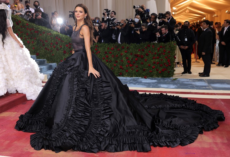 Kendall Jenner tiba di acara amal tahunan Met Gala 2022 bertema In America: An Anthology of Fashion di The Metropolitan Museum of Art, New York, Amerika Serikat, Senin (2/5/2022). (REUTERS/Andrew Kelly)
