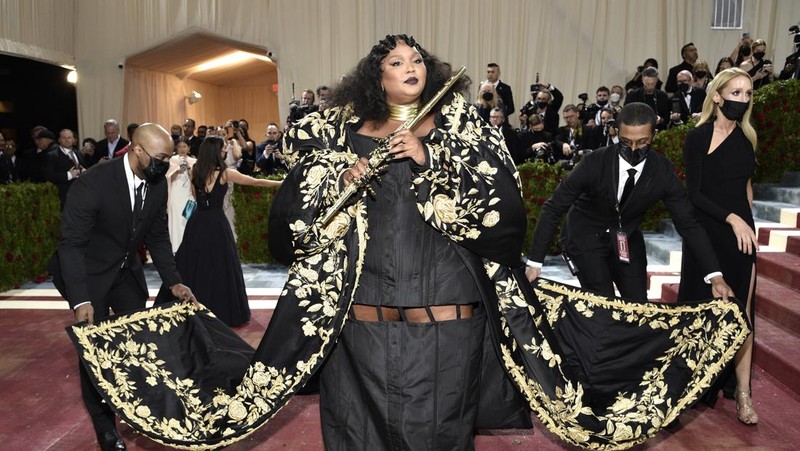 Kendall Jenner tiba di acara amal tahunan Met Gala 2022 bertema In America: An Anthology of Fashion di The Metropolitan Museum of Art, New York, Amerika Serikat, Senin (2/5/2022). (REUTERS/Andrew Kelly)