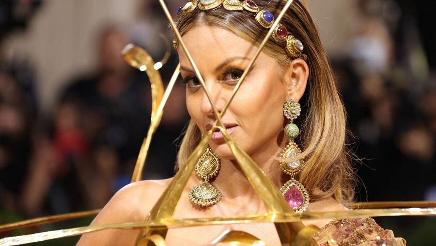 Kendall Jenner tiba di acara amal tahunan Met Gala 2022 bertema In America: An Anthology of Fashion di The Metropolitan Museum of Art, New York, Amerika Serikat, Senin (2/5/2022). (REUTERS/Andrew Kelly)
