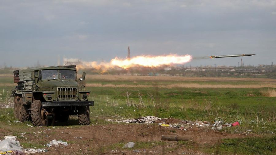 Anggota layanan pasukan pro-Rusia menembakkan sistem peluncuran roket ganda BM-21 Grad selama pertempuran dalam konflik Ukraina-Rusia di dekat pabrik Azovstal Iron and Steel Works di kota pelabuhan selatan Mariupol, Ukraina, Senin (2/5/2022). (REUTERS/Alexander Ermochenko)