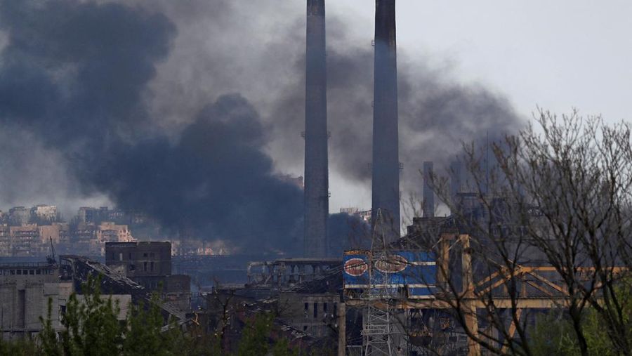 Gambar satelit yang diambil oleh Planet Labs PBC ini menunjukkan kerusakan di pabrik baja Azovstal di Mariupol, Ukraina, Rabu (4/5/2022). Pasukan Rusia mulai menyerbu pabrik baja yang dibom di Mariupol pada Selasa, 3 Mei 2022. take the mill terjadi setelah sejumlah warga sipil dievakuasi dari terowongan bawah tanah pabrik setelah berminggu-minggu pengeboman. (Planet Labs PBC via AP)