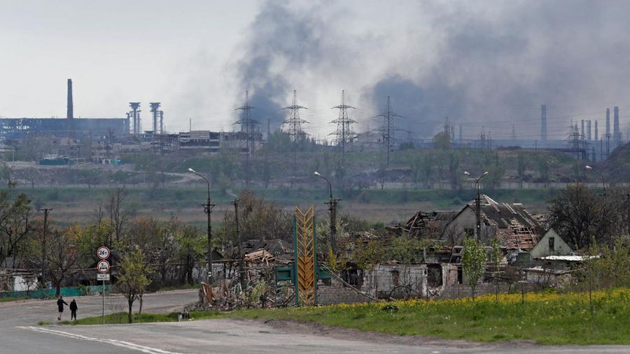 Asap mengepul di atas pabrik Azovstal Iron and Steel Works selama konflik Ukraina-Rusia di kota pelabuhan selatan Mariupol, Ukraina, Senin (2/5/2022). (REUTERS/Alexander Ermochenko)