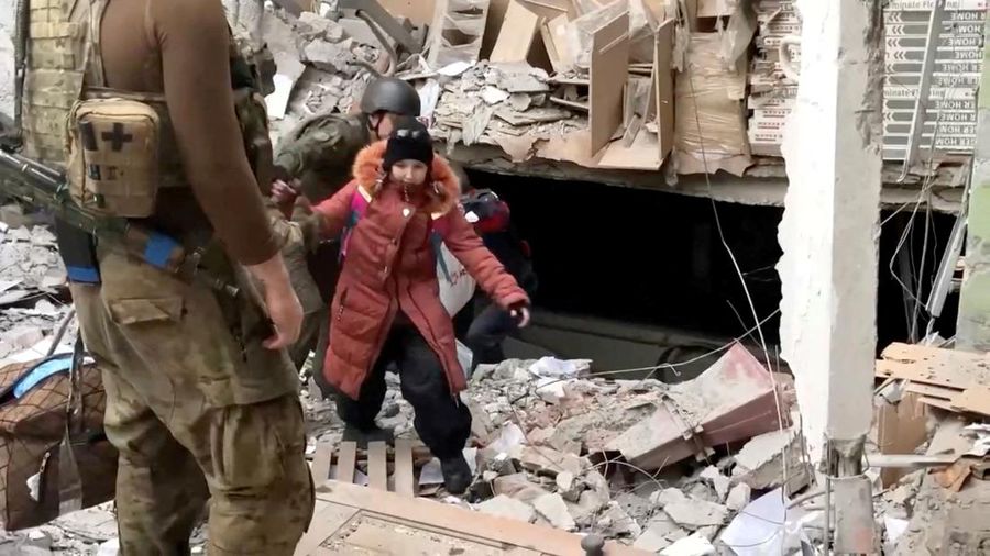 Seorang anak muncul dari pabrik baja Azovstal selama evakuasi ditengah serangan Rusia ke Ukraina di Mariupol, Ukraina, Minggu (1/5/2022). (David Arakhamia/Azov Regiment/Handout via REUTERS)