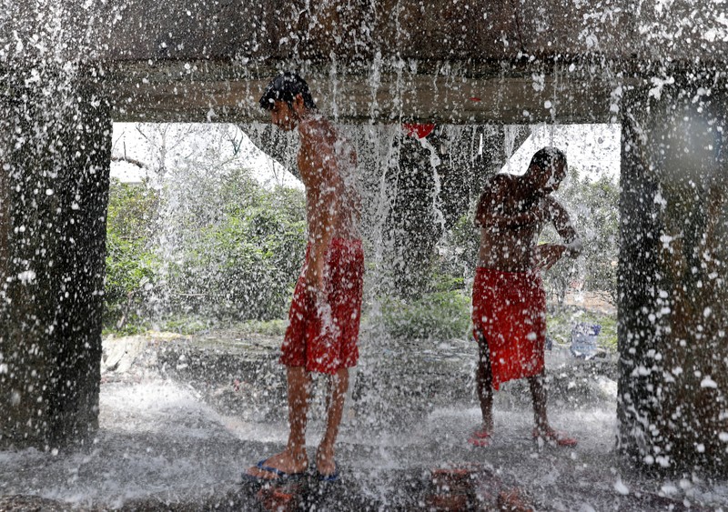 Suhu Musim Panas India Orang-orang mandi saat cuaca panas di Kolkata, India, Senin (2/5/2022). (REUTERS/Rupak De Chowdhuri)