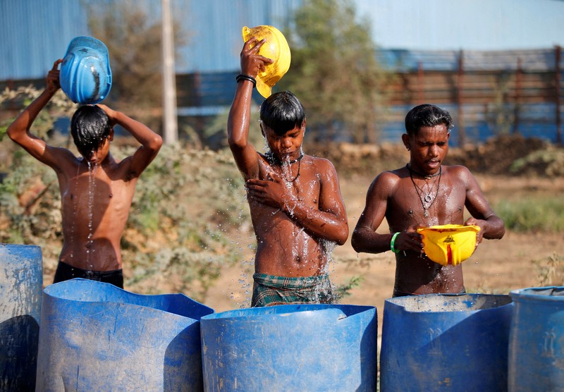 Suhu Musim Panas India Orang-orang mandi saat cuaca panas di Kolkata, India, Senin (2/5/2022). (REUTERS/Rupak De Chowdhuri)