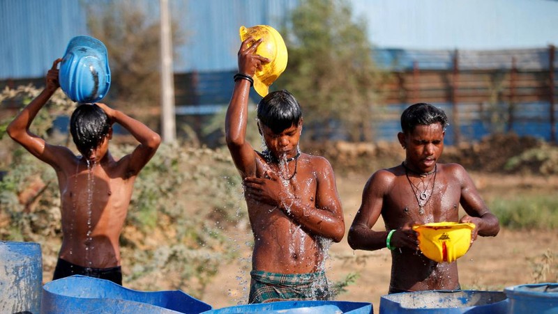 Orang-orang mandi saat cuaca panas di Kolkata, India, Senin (2/5/2022). (REUTERS/Rupak De Chowdhuri)