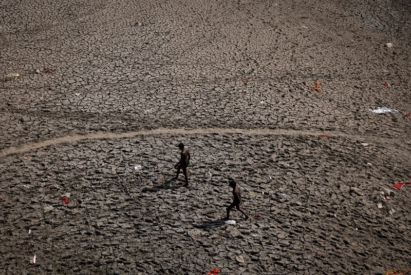 Suhu Musim Panas India Orang-orang mandi saat cuaca panas di Kolkata, India, Senin (2/5/2022). (REUTERS/Rupak De Chowdhuri)