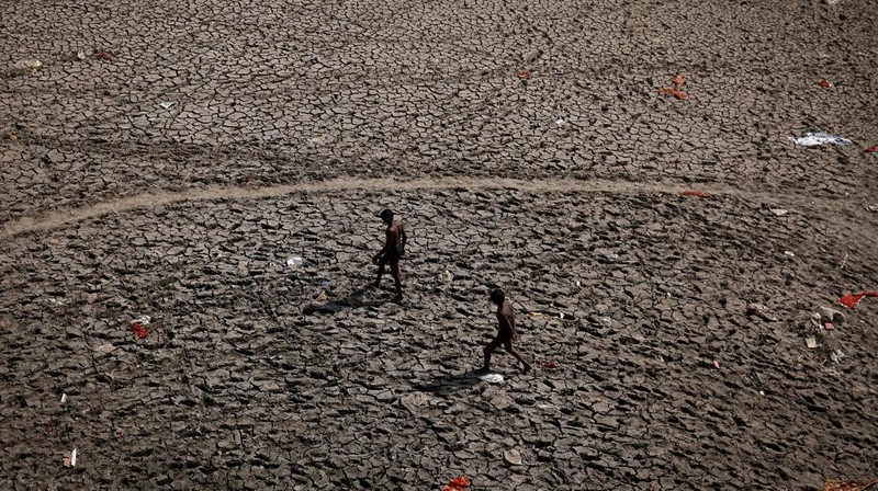 Orang-orang mandi saat cuaca panas di Kolkata, India, Senin (2/5/2022). (REUTERS/Rupak De Chowdhuri)
