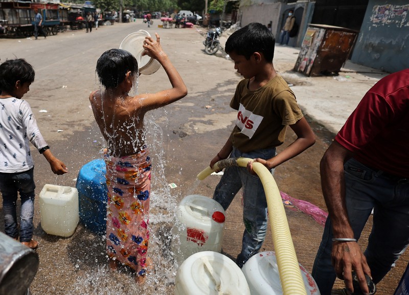 Suhu Musim Panas India Orang-orang mandi saat cuaca panas di Kolkata, India, Senin (2/5/2022). (REUTERS/Rupak De Chowdhuri)
