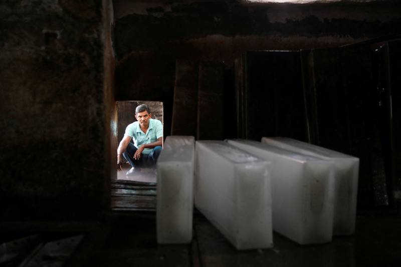 Suhu Musim Panas India Orang-orang mandi saat cuaca panas di Kolkata, India, Senin (2/5/2022). (REUTERS/Rupak De Chowdhuri)