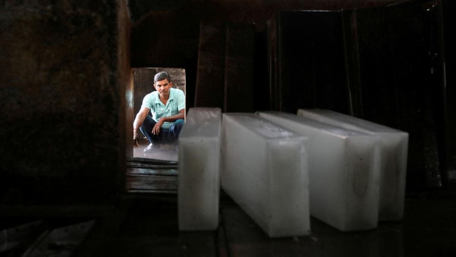 Orang-orang mandi saat cuaca panas di Kolkata, India, Senin (2/5/2022). (REUTERS/Rupak De Chowdhuri)