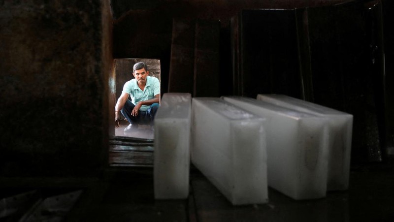 Orang-orang mandi saat cuaca panas di Kolkata, India, Senin (2/5/2022). (REUTERS/Rupak De Chowdhuri)