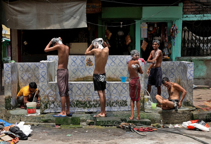 Suhu Musim Panas India Orang-orang mandi saat cuaca panas di Kolkata, India, Senin (2/5/2022). (REUTERS/Rupak De Chowdhuri)
