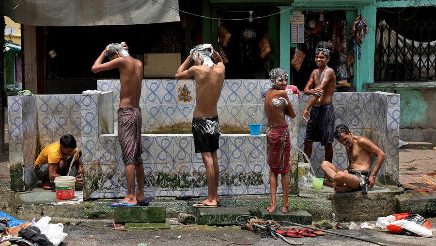 Orang-orang mandi saat cuaca panas di Kolkata, India, Senin (2/5/2022). (REUTERS/Rupak De Chowdhuri)