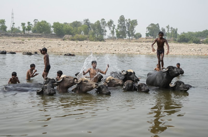 Suhu Musim Panas India Orang-orang mandi saat cuaca panas di Kolkata, India, Senin (2/5/2022). (REUTERS/Rupak De Chowdhuri)