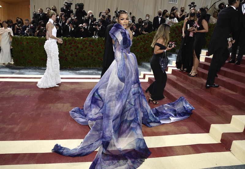 Kendall Jenner tiba di acara amal tahunan Met Gala 2022 bertema In America: An Anthology of Fashion di The Metropolitan Museum of Art, New York, Amerika Serikat, Senin (2/5/2022). (REUTERS/Andrew Kelly)
