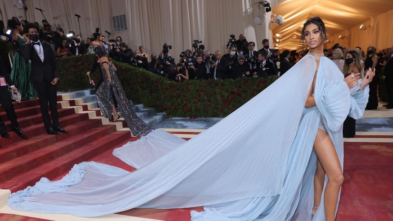 Kendall Jenner tiba di acara amal tahunan Met Gala 2022 bertema In America: An Anthology of Fashion di The Metropolitan Museum of Art, New York, Amerika Serikat, Senin (2/5/2022). (REUTERS/Andrew Kelly)