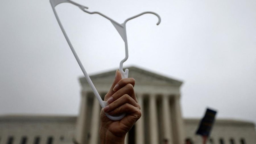 Pengujuk rasa pro-hak aborsi melakukan aksi di luar Mahkamah Agung AS setelah bocornya draf pendapat mayoritas yang ditulis oleh Hakim Samuel Alito yang mempersiapkan mayoritas pengadilan untuk membatalkan keputusan penting tentang hak aborsi Roe v. Wade akhir tahun ini, di luar Mahkamah Agung AS di Washington, AS, Selasa (3/5/2022). (AP Photo/Jose Luis Magana)