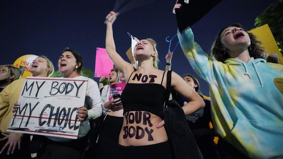 Pengujuk rasa pro-hak aborsi melakukan aksi di luar Mahkamah Agung AS setelah bocornya draf pendapat mayoritas yang ditulis oleh Hakim Samuel Alito yang mempersiapkan mayoritas pengadilan untuk membatalkan keputusan penting tentang hak aborsi Roe v. Wade akhir tahun ini, di luar Mahkamah Agung AS di Washington, AS, Selasa (3/5/2022). (AP Photo/Jose Luis Magana)