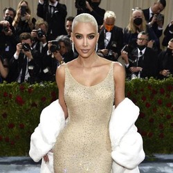 Kim Kardashian Pakai Gaun Termahal Dunia, Berapa Harganya?