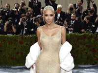 Kim Kardashian Pakai Gaun Termahal Dunia, Berapa Harganya?