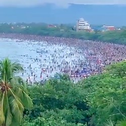 Lautan Manusia di Pantai Pangandaran, Air Pantai Jadi Coklat
