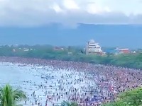 Lautan Manusia di Pantai Pangandaran, Air Pantai Jadi Coklat