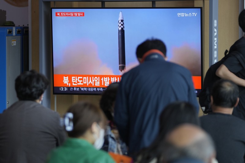 Peluncuran Rudal Balistik Korea Utara ke 14 Orang-orang menonton layar TV yang menampilkan program berita mengenai peluncuran rudal Korea Utara dengan rekaman file, di sebuah stasiun kereta api di Seoul, Korea Selatan, Rabu (4/5/2022). Korea Utara telah meluncurkan rudal balistik ke arah perairan timurnya pada hari Rabu, Peluncuran terakhir ini menandai unjuk kekuatan ke-14 yang dilakukan Korea Utara pada tahun in. (AP Photo/Lee Jin-man)