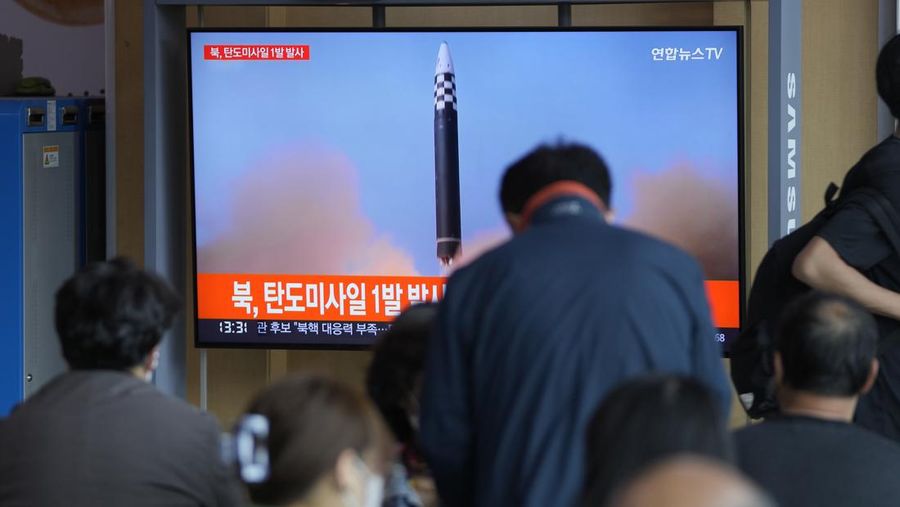 Orang-orang menonton layar TV yang menampilkan program berita mengenai peluncuran rudal Korea Utara dengan rekaman file, di sebuah stasiun kereta api di Seoul, Korea Selatan, Rabu (4/5/2022). Korea Utara telah meluncurkan rudal balistik ke arah perairan timurnya pada hari Rabu, Peluncuran terakhir ini menandai unjuk kekuatan ke-14 yang dilakukan Korea Utara pada tahun in. (AP Photo/Lee Jin-man)