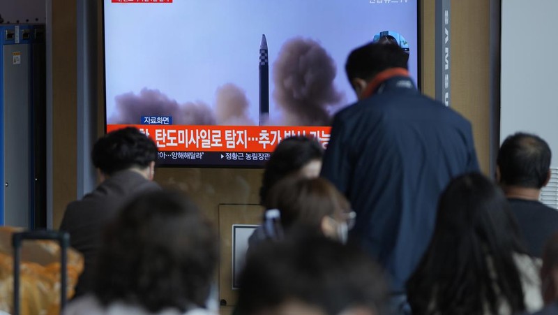 Orang-orang menonton layar TV yang menampilkan program berita mengenai peluncuran rudal Korea Utara dengan rekaman file, di sebuah stasiun kereta api di Seoul, Korea Selatan, Rabu (4/5/2022). Korea Utara telah meluncurkan rudal balistik ke arah perairan timurnya pada hari Rabu, Peluncuran terakhir ini menandai unjuk kekuatan ke-14 yang dilakukan Korea Utara pada tahun in. (AP Photo/Lee Jin-man)