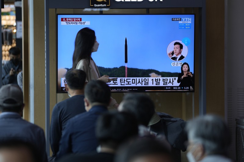 Peluncuran Rudal Balistik Korea Utara ke 14 Orang-orang menonton layar TV yang menampilkan program berita mengenai peluncuran rudal Korea Utara dengan rekaman file, di sebuah stasiun kereta api di Seoul, Korea Selatan, Rabu (4/5/2022). Korea Utara telah meluncurkan rudal balistik ke arah perairan timurnya pada hari Rabu, Peluncuran terakhir ini menandai unjuk kekuatan ke-14 yang dilakukan Korea Utara pada tahun in. (AP Photo/Lee Jin-man)