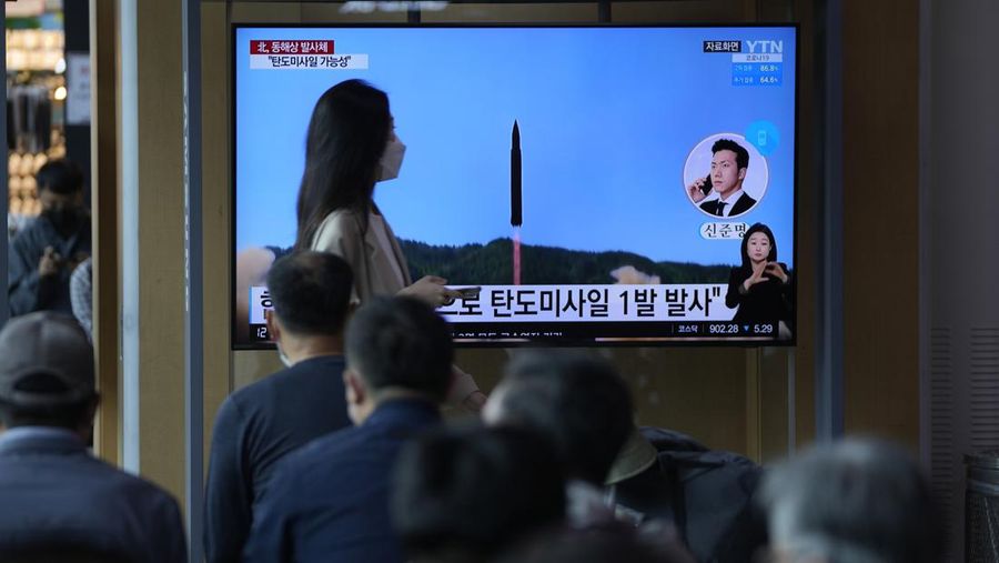 Orang-orang menonton layar TV yang menampilkan program berita mengenai peluncuran rudal Korea Utara dengan rekaman file, di sebuah stasiun kereta api di Seoul, Korea Selatan, Rabu (4/5/2022). Korea Utara telah meluncurkan rudal balistik ke arah perairan timurnya pada hari Rabu, Peluncuran terakhir ini menandai unjuk kekuatan ke-14 yang dilakukan Korea Utara pada tahun in. (AP Photo/Lee Jin-man)