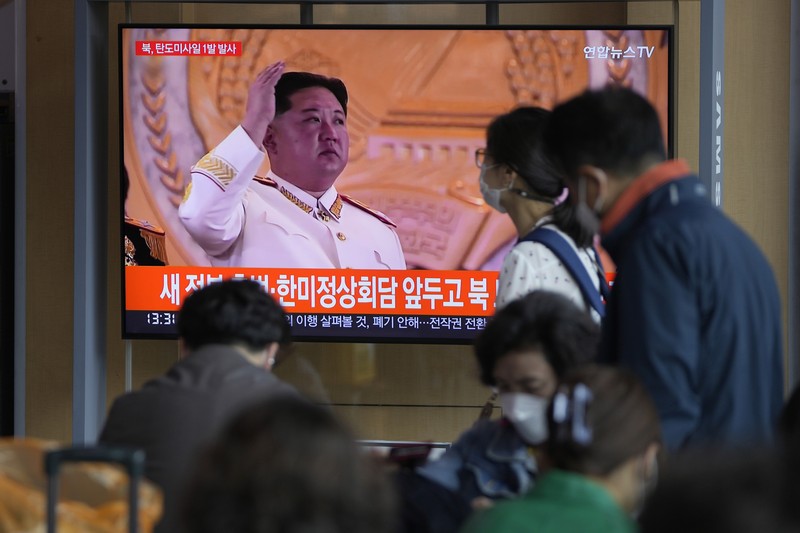 Orang-orang menonton layar TV yang menampilkan program berita mengenai peluncuran rudal Korea Utara dengan rekaman file, di sebuah stasiun kereta api di Seoul, Korea Selatan, Rabu (4/5/2022). Korea Utara telah meluncurkan rudal balistik ke arah perairan timurnya pada hari Rabu, Peluncuran terakhir ini menandai unjuk kekuatan ke-14 yang dilakukan Korea Utara pada tahun in. (AP Photo/Lee Jin-man)