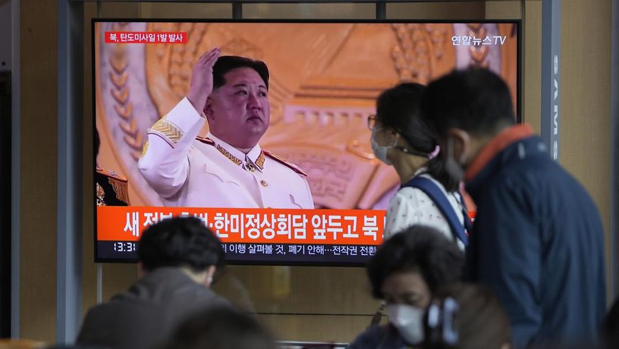 Orang-orang menonton layar TV yang menampilk program berita mengenai peluncuran rudal Korea Utara dengan rekaman file, di sebuah stasiun kereta api di Seoul, Korea Selatan, Rabu (4/5/2022). Korea Utara telah meluncurkan rudal balistik ke arah perairan timurnya pada hari Rabu. Peluncuran terakhir ini menandai unjuk kekuatan ke-14 yang dilakukan Korea Utara pada tahun ini. (AP Photo/Lee Jin-man)an program berita mengenai peluncuran rudal Korea Utara dengan rekaman file pemimpin Korea Utara Kim Jong Un di sebuah stasiun kereta api di Seoul, Korea Selatan, Rabu (4/5/2022). Korea Utara telah meluncurkan rudal balistik ke arah perairan timurnya pada hari Rabu, Peluncuran terakhir ini menandai unjuk kekuatan ke-14 yang dilakukan Korea Utara pada tahun ini. (AP Photo/Lee Jin-man)