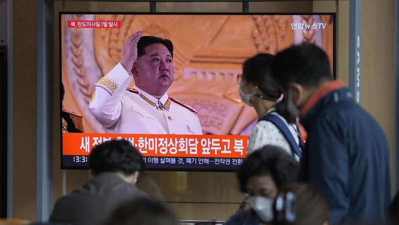Orang-orang menonton layar TV yang menampilkan program berita mengenai peluncuran rudal Korea Utara dengan rekaman file, di sebuah stasiun kereta api di Seoul, Korea Selatan, Rabu (4/5/2022). Korea Utara telah meluncurkan rudal balistik ke arah perairan timurnya pada hari Rabu, Peluncuran terakhir ini menandai unjuk kekuatan ke-14 yang dilakukan Korea Utara pada tahun in. (AP Photo/Lee Jin-man)
