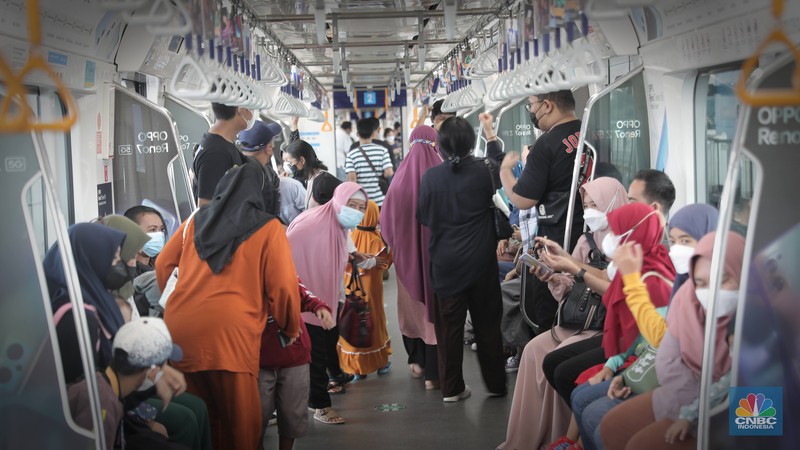 Suasana Penumpang MRT Jakarta, Rabu (4/5/2022). (CNBC Indonesia/ Muhammad Sabki)