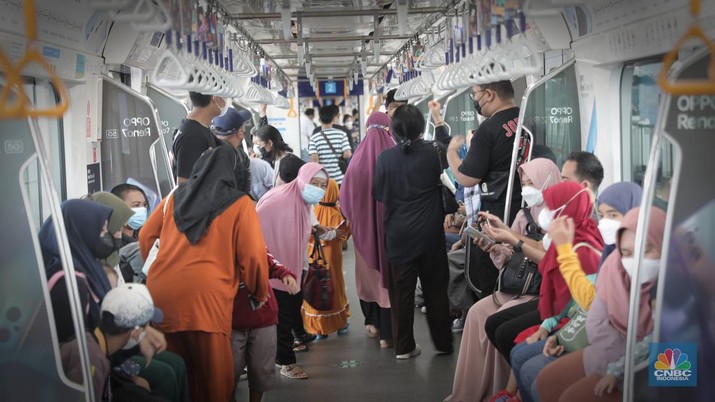 Suasana Penumpang MRT Jakarta, Rabu (4/5/2022). (CNBC Indonesia/ Muhammad Sabki)