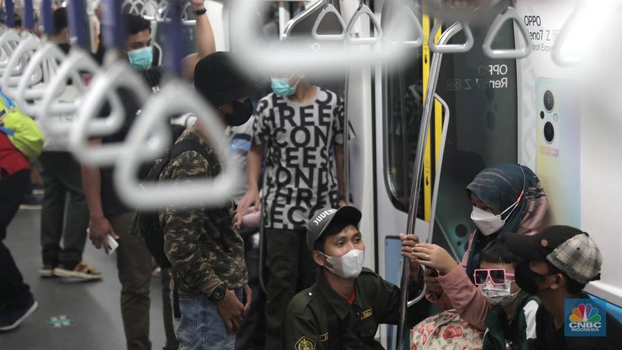Suasana Penumpang MRT Jakarta, Rabu (4/5/2022). (CNBC Indonesia/ Muhammad Sabki)