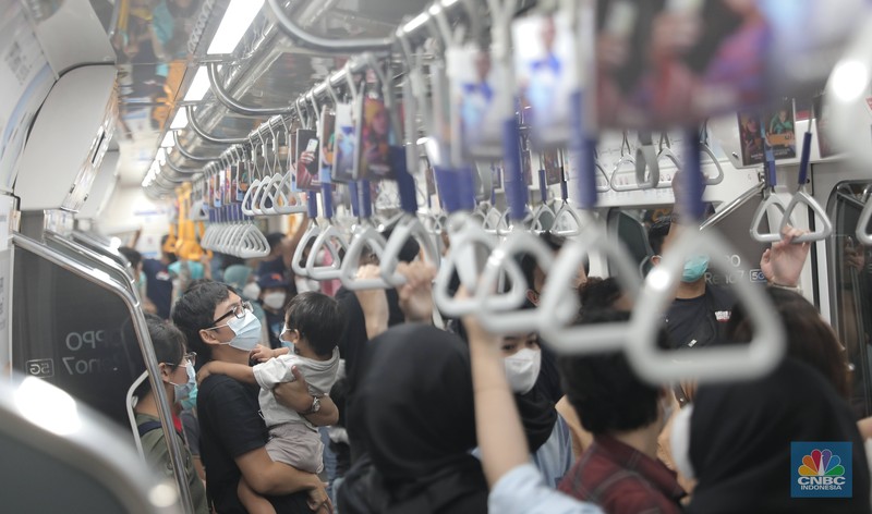 Suasana Penumpang MRT Jakarta, Rabu (4/5/2022). Suasana Penumpang MRT Jakarta, Rabu (4/5/2022). (CNBC Indonesia/ Muhammad Sabki)
