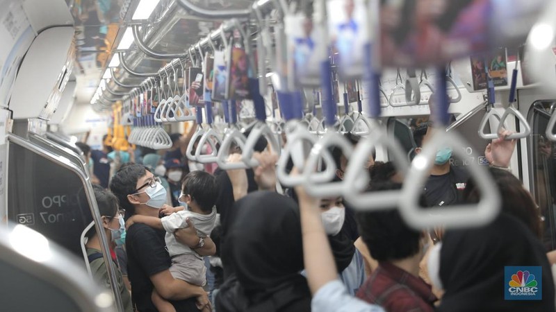 Suasana Penumpang MRT Jakarta, Rabu (4/5/2022). (CNBC Indonesia/ Muhammad Sabki)