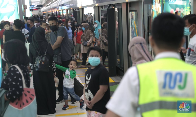 Suasana Penumpang MRT Jakarta, Rabu (4/5/2022). Suasana Penumpang MRT Jakarta, Rabu (4/5/2022). (CNBC Indonesia/ Muhammad Sabki)