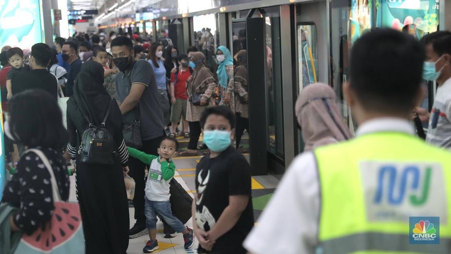 Suasana Penumpang MRT Jakarta, Rabu (4/5/2022). (CNBC Indonesia/ Muhammad Sabki)