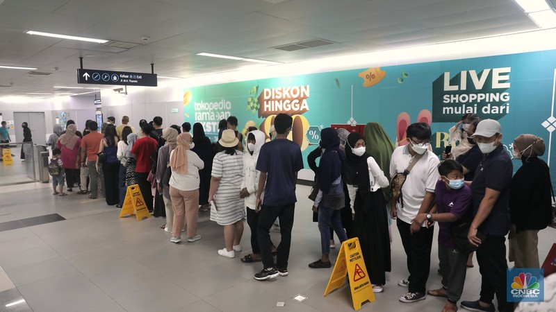 Suasana Penumpang MRT Jakarta, Rabu (4/5/2022). Suasana Penumpang MRT Jakarta, Rabu (4/5/2022). (CNBC Indonesia/ Muhammad Sabki)